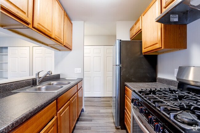 1 BR, 1 BA - 790 SF