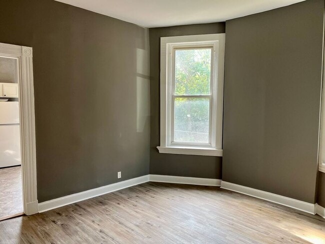 Building Photo - 823 Oak St Unit 3