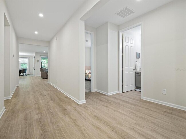 Photo - 73 Moana Ct E