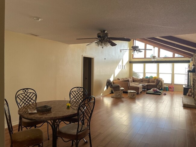 Building Photo - 1074 Club House Blvd