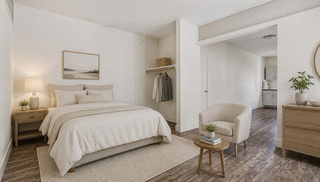 Photo - 735 W 10th St