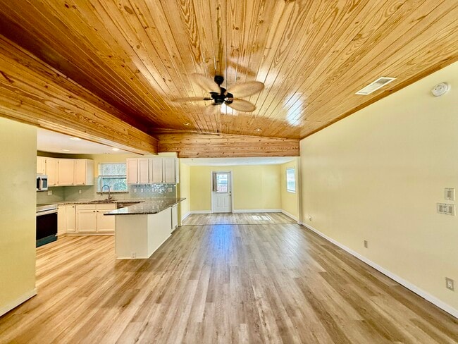 Photo - 1401 NE Elizabeth Ave