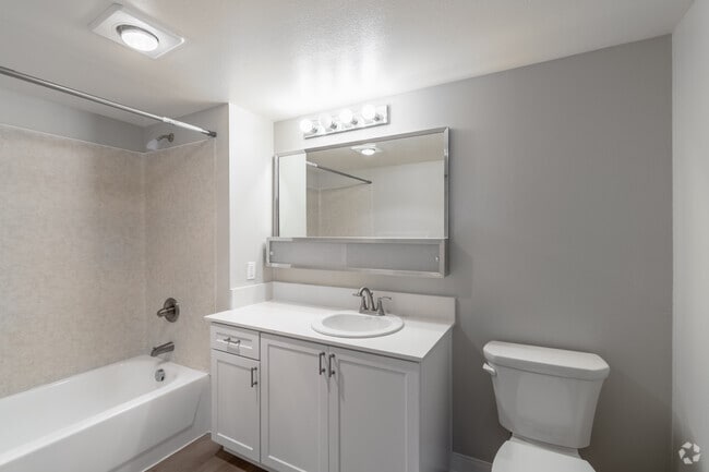 2 habitaciones, 1 baño, 718 pies cuadrados, baño