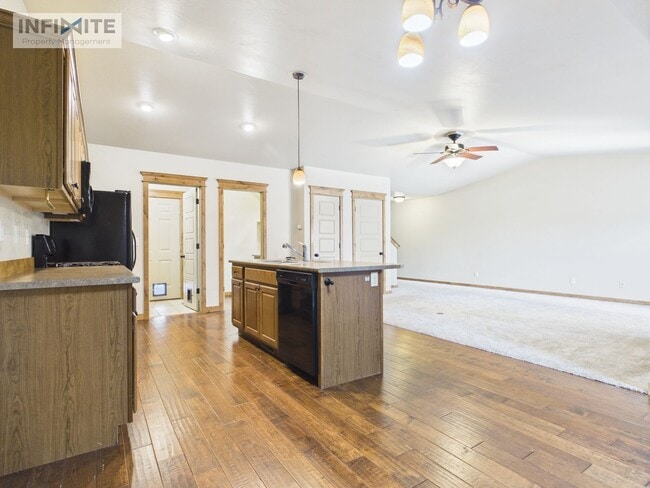 Building Photo - Beautiful 3-Bedroom Condo Near Four Corners