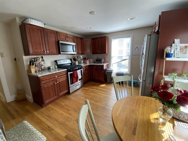 Building Photo - 279 Pearl St Unit 2L