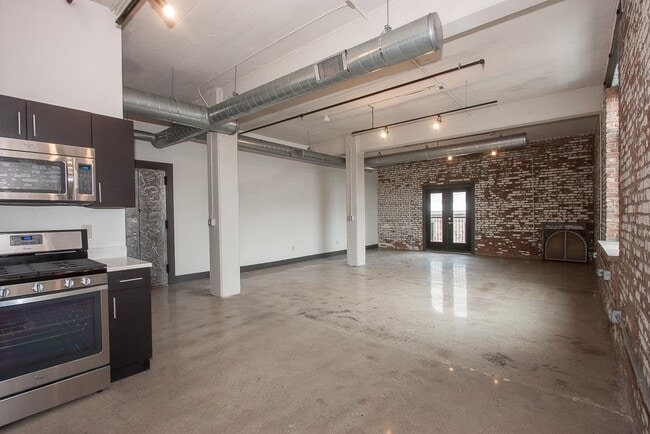 Building Photo - 190 Christopher Columbus Dr Unit 3B