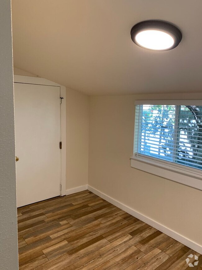 Building Photo - Remodeled/ private setting Rental