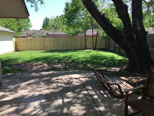 Building Photo - 2102 Richwood Dr