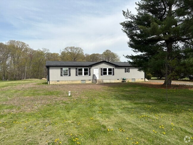 Building Photo - Stylish 3-Bed Home with Large Yard & Open ...