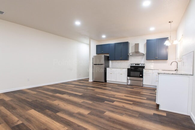 Photo - 315 S Green St Townhome