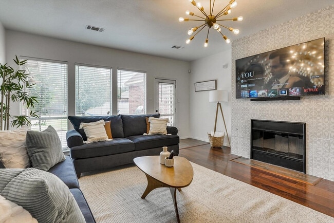 Building Photo - 7007 Longmeadow Dr