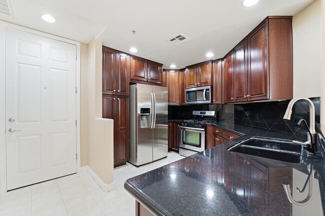 Building Photo - 5350 E Deer Valley Dr Unit 3232