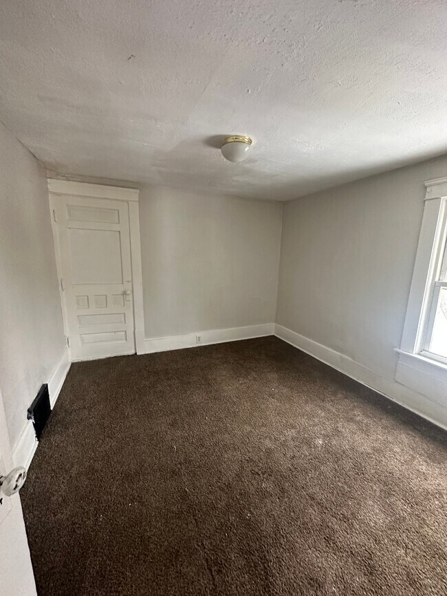 Photo - 872 E Crosier St