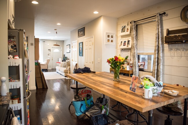 Kitchen - newer appliances - 1623 Swain St