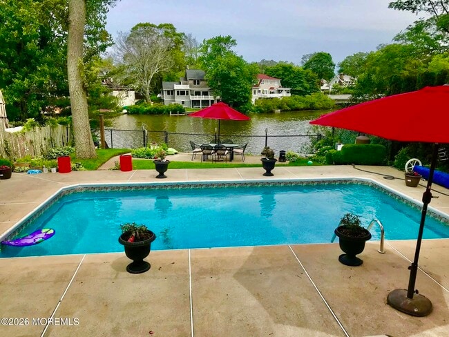 Photo - 1305 Locust Dr