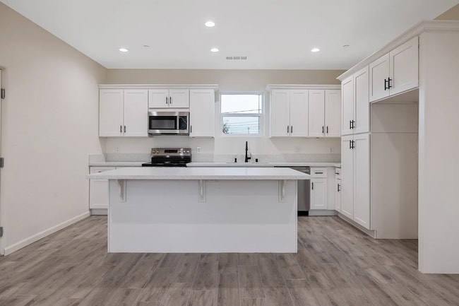 Photo - 601 E 10th St Unit 601 E 10th Street  A