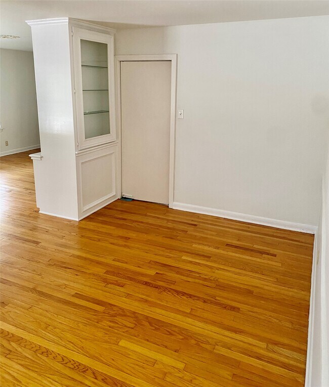 Photo - 8318 Greenbush St