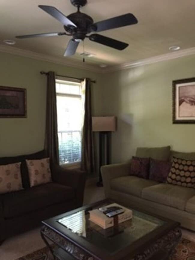 Building Photo - 3 Bed, 3.5 Bath Townhome – Prime Location!