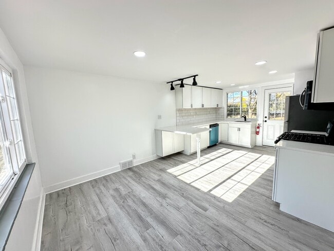 Photo - 1607 Girard Ave