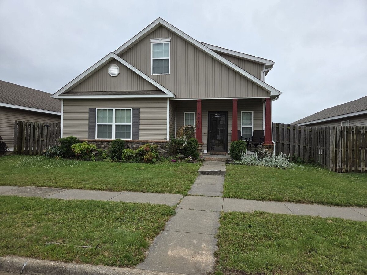Beautiful 3 Bedroom Home with Hardwood, Tile & Spacious Kitchen - Beautiful 3 Bedroom Home with Hardwood, Tile & Spacious Kitchen