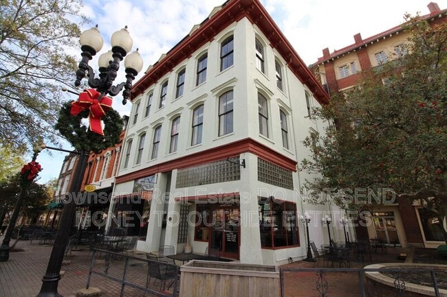 Building Photo - 102 Person St