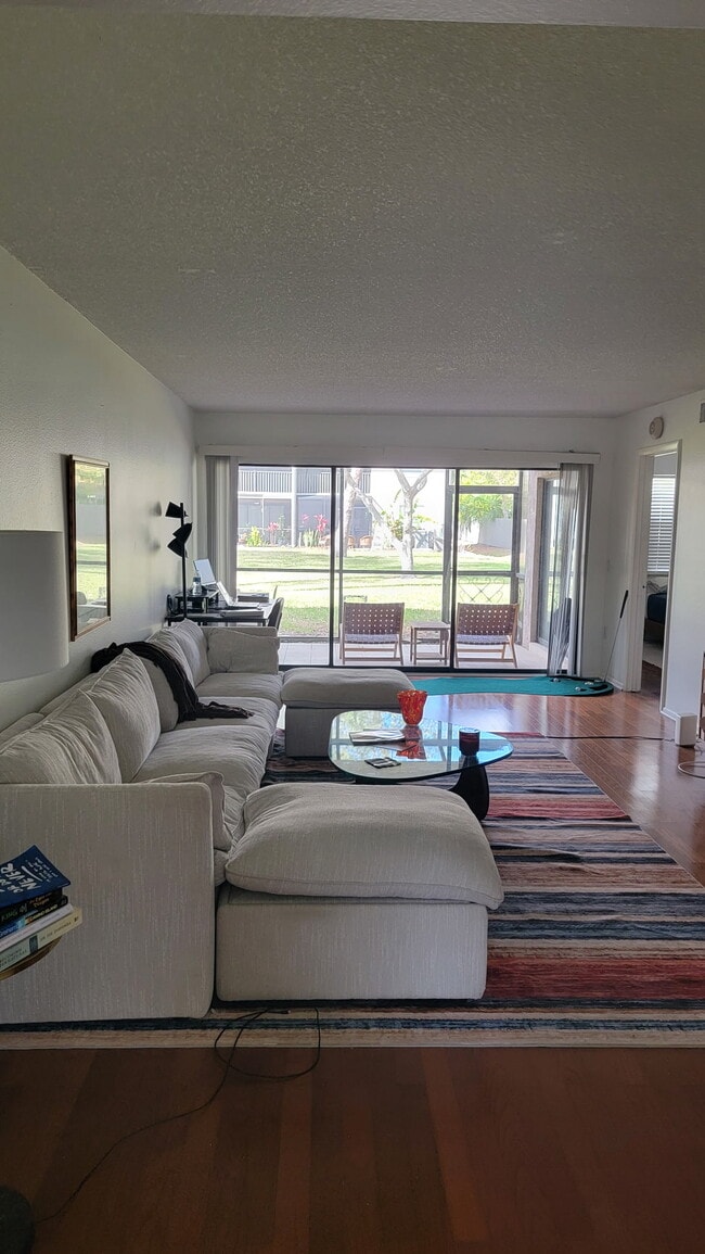 Livingroom - 5647 Summer Side Ln Unit Summerside Condo for rent