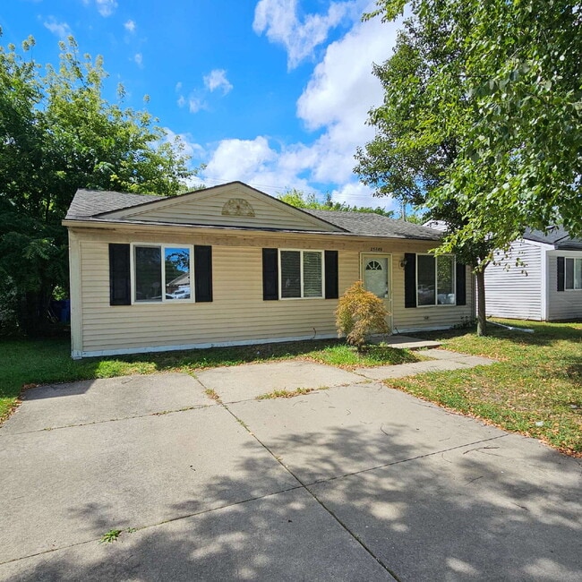 Building Photo - 3 Bed Ranch with New Carpet and Freshly Pa... Rental