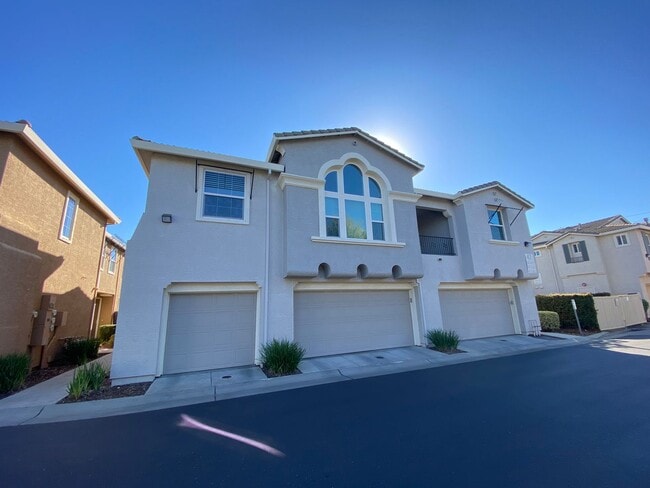 Building Photo - Gorgeous Condo on Sheldon Unit 47102