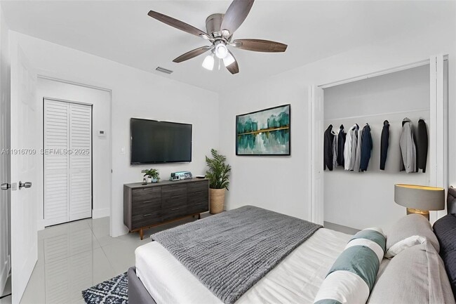 Photo - 832 NW 28th St