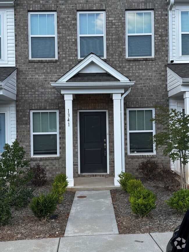 Building Photo - 2 Bedroom Townhome in Lowell (Minutes from...