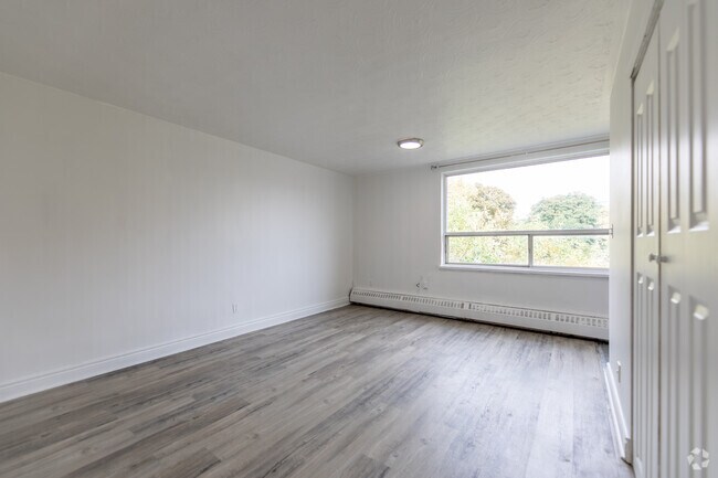 BACHELOR - Living Room