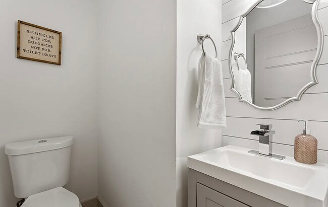 Building Photo - 2129 Kensington Gates Dr NW Unit 4