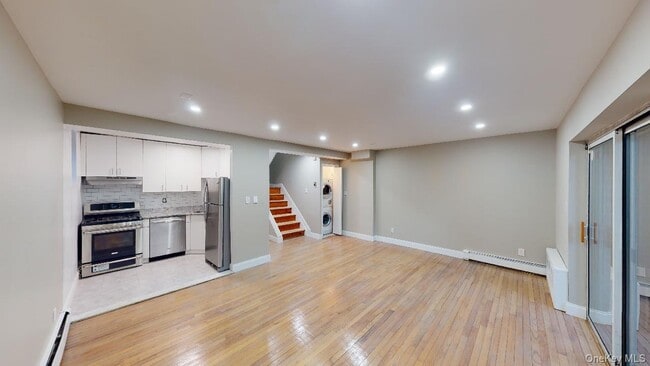 Photo - 67-39 Clyde St