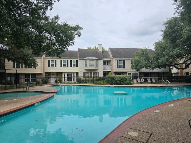 Building Photo - 12968 Trail Hollow Dr Unit 2968