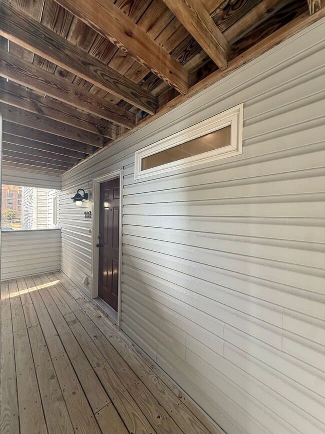 Building Photo - Charming Beachside Condo Near Shore Drive! Unit 202