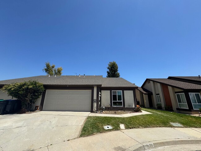 Recently renovated 3 bedroom, 2 bath unit ... - Recently renovated 3 bedroom, 2 bath unit ... House