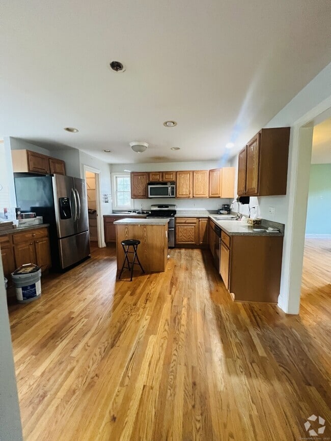 Building Photo - 24 Cross St Rental