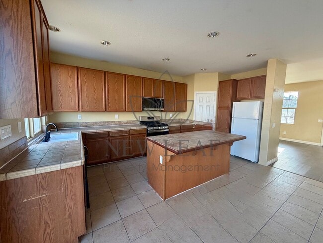 Photo - 4 bedroom 3bath 3 car garage in Victorville