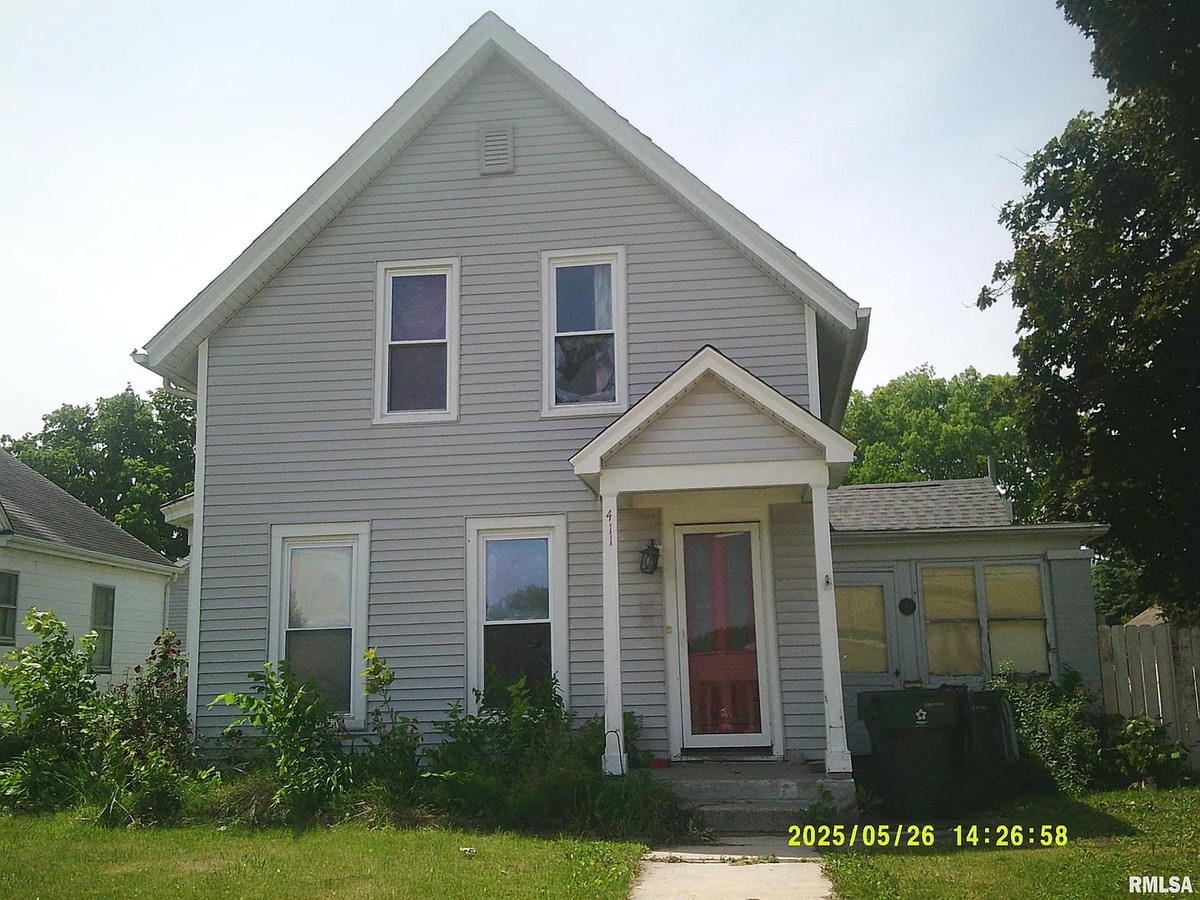 Charming 2-Story Home with Eat-In Kitchen ... - Charming 2-Story Home with Eat-In Kitchen ...