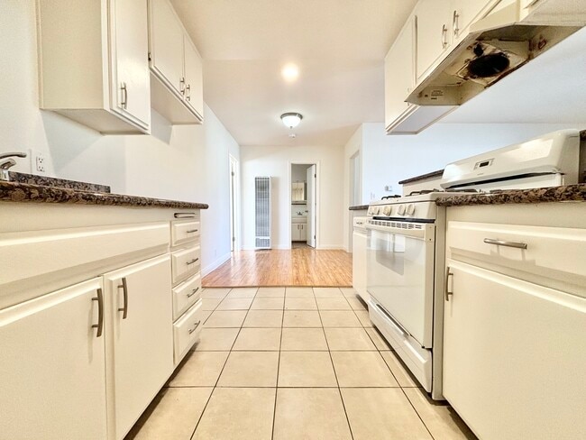 Building Photo - 320 E Hyde Park Blvd Unit 3 Rental