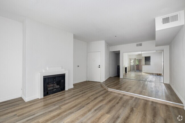 1BR, 1BA - 600SF - Living Room