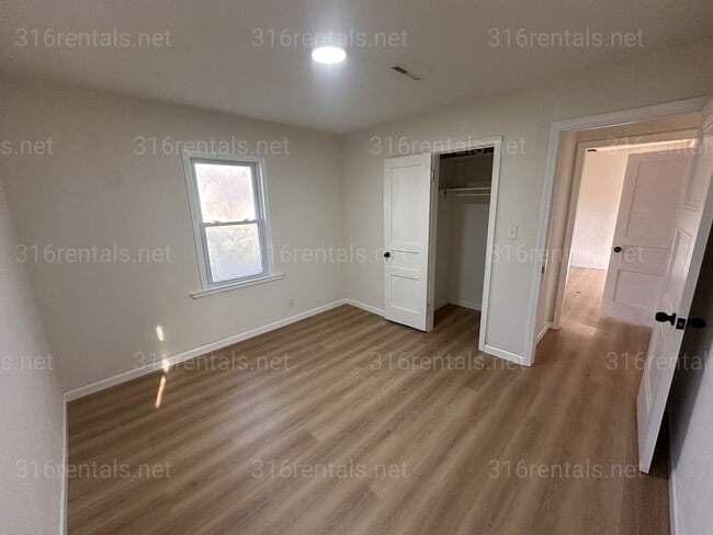 Building Photo - $925 - 3 bedroom/ 1 bathroom - Single Family Home