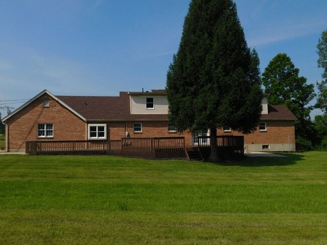 Photo - 5 acres and a Large 6 bedroom house. Extra garages and sheds.