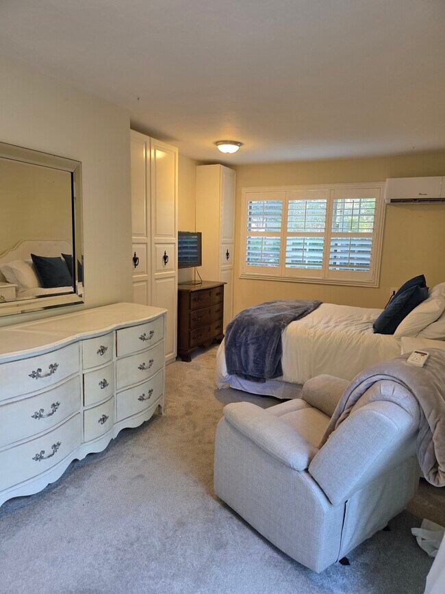 Building Photo - 2014 Hatch Rd Unit Private studio