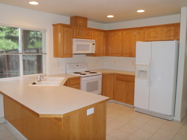 Photo - **BEAUTIFUL 3B/2.5Ba HOME IN DESIRABLE FIS...