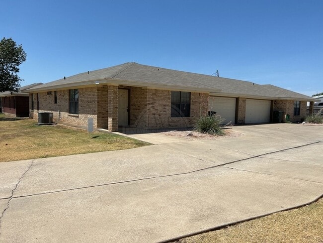 Building Photo - 913 McDaniel Cir Unit 913 McDaniel Cir A