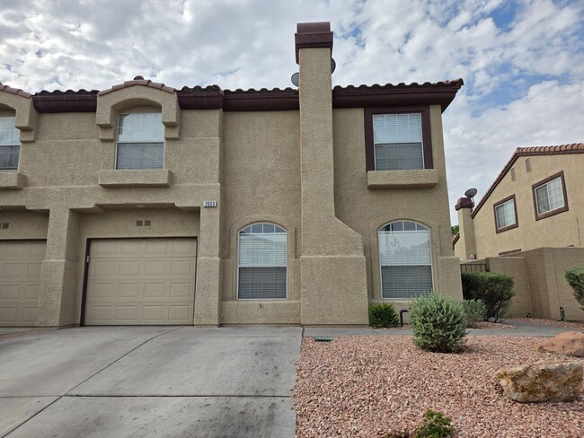 Cute 3 Bedroom and 3 Bath townhouse with a... - Cute 3 Bedroom and 3 Bath townhouse with a...