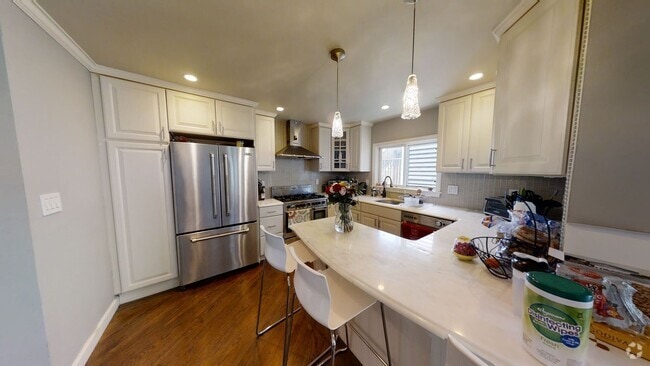 Building Photo - Gorgeous South Boston three bedroom townhouse