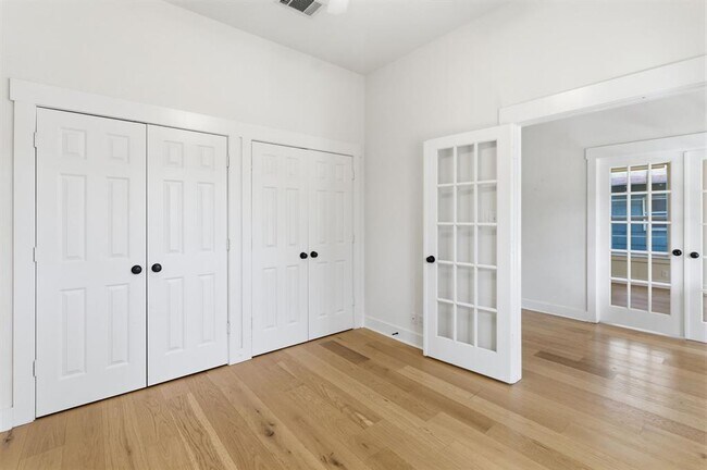 Photo - 943 E 50th St