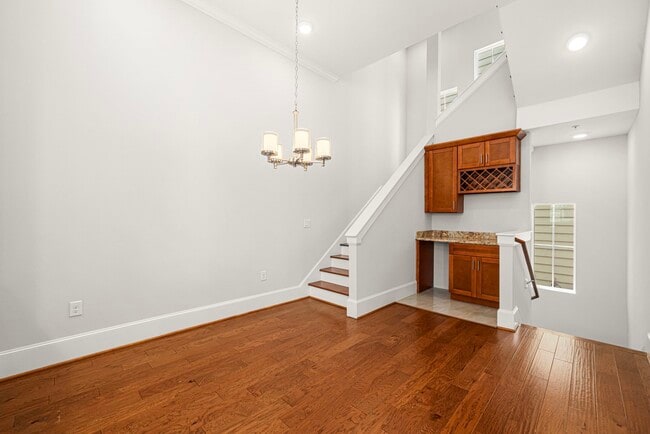 Photo - 2022 Sabine St